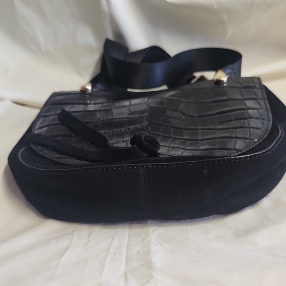 Elizabeth and James Black Crossbody Bag with Croc-Embossed Texture - Picture 5 of 8